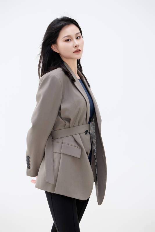 白色背景下穿着西装的职业女性形象