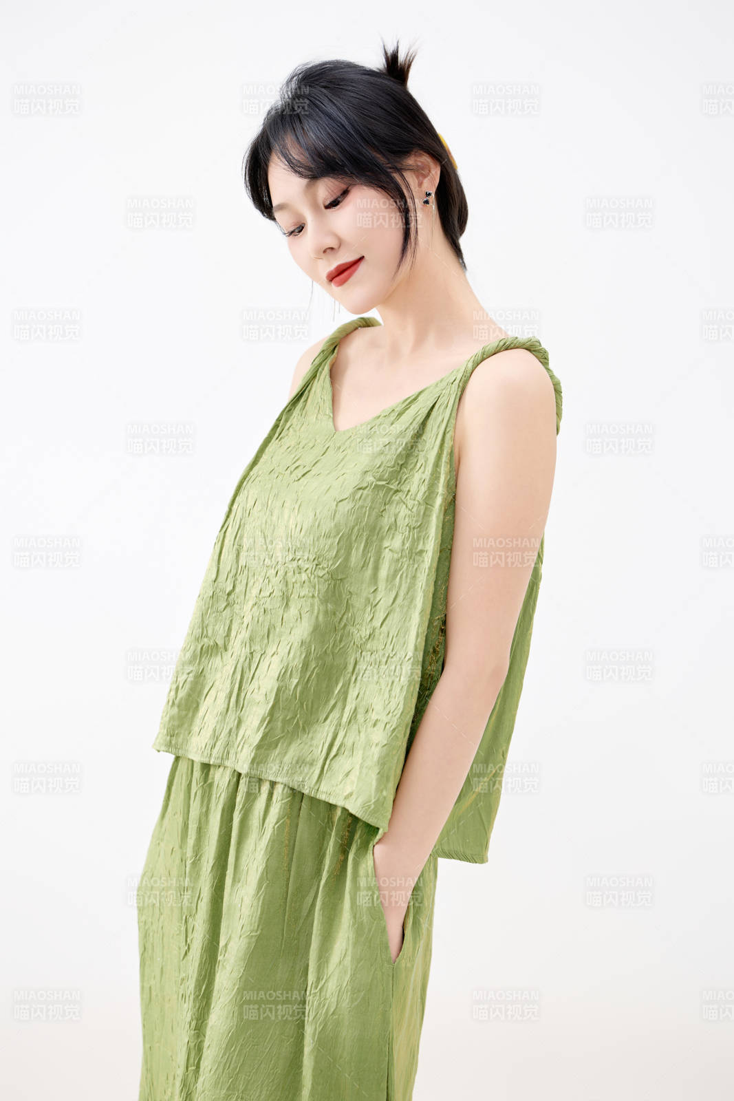 影棚拍摄穿着中式套裙的夏日出行美女形象