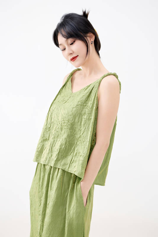 影棚拍摄穿着中式套裙的夏日出行美女形象