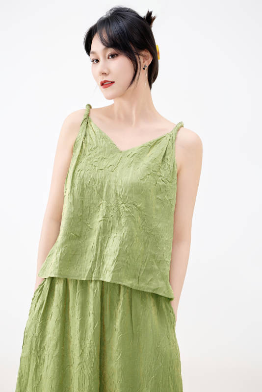 影棚拍摄穿着中式套裙的夏日出行美女形象