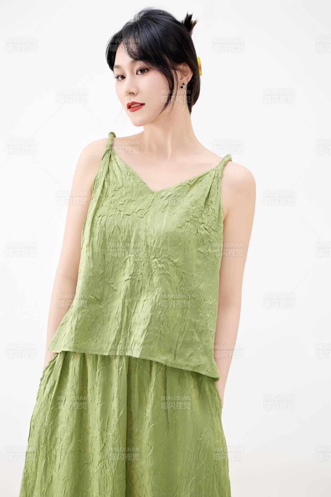 影棚拍摄穿着中式套裙的夏日出行美女形象