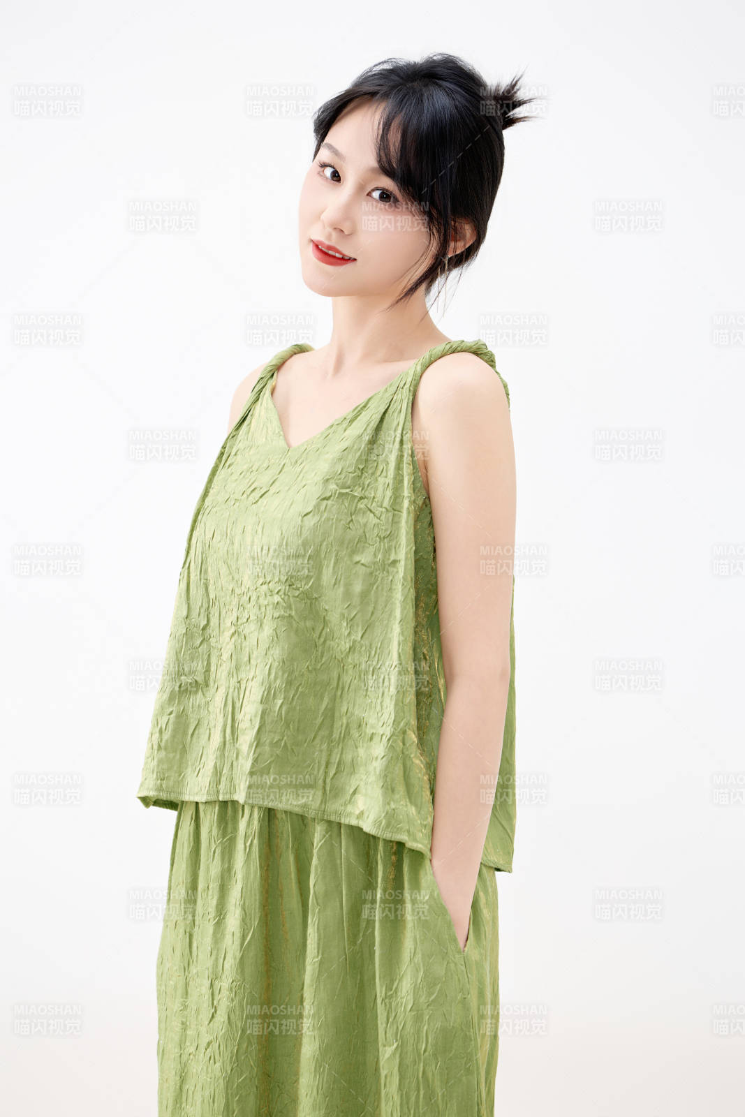 影棚拍摄穿着中式套裙的夏日出行美女形象