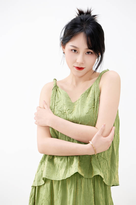 影棚拍摄穿着中式套裙的夏日出行美女形象