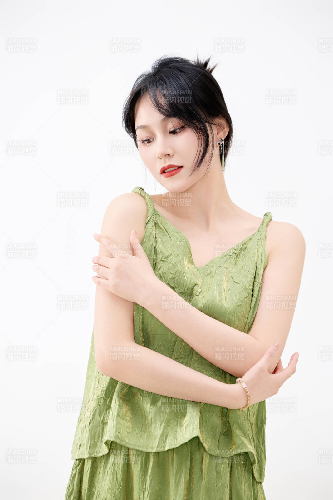 影棚拍摄穿着中式套裙的夏日出行美女形象