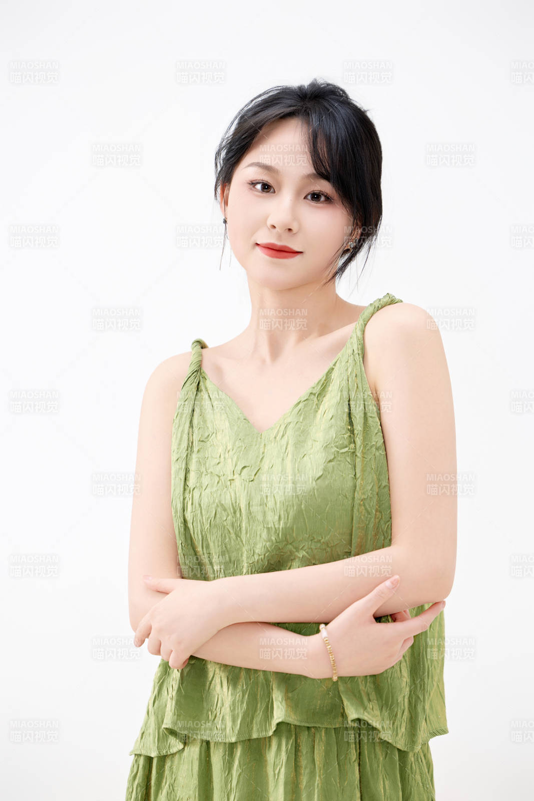 影棚拍摄穿着中式套裙的夏日出行美女形象