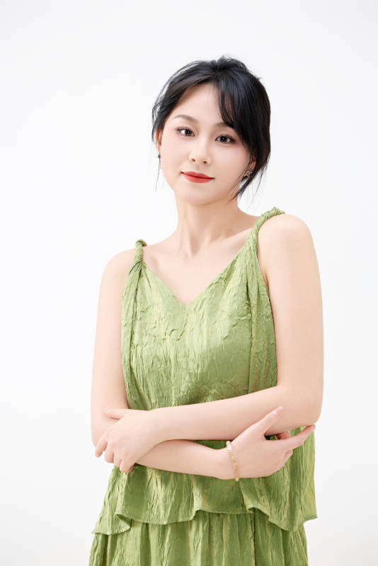 影棚拍摄穿着中式套裙的夏日出行美女形象