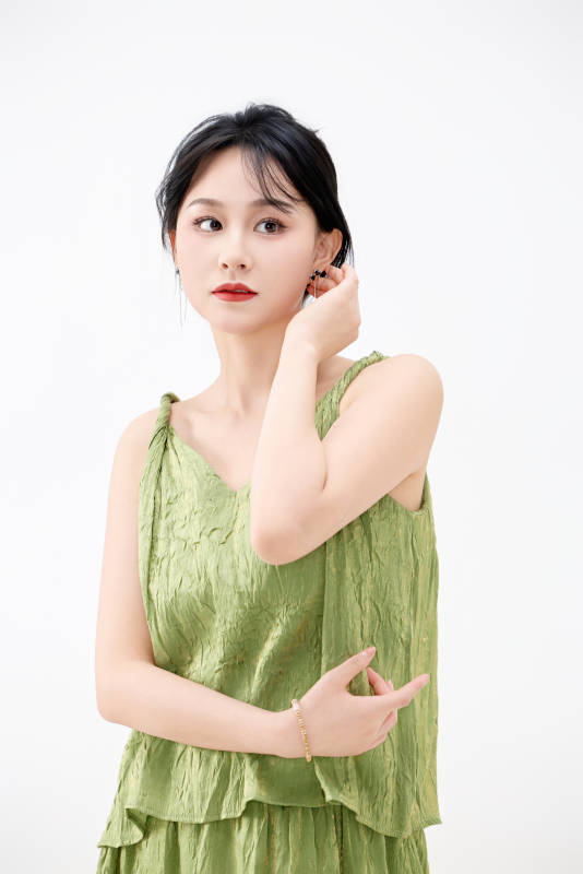 影棚拍摄穿着中式套裙的夏日出行美女形象