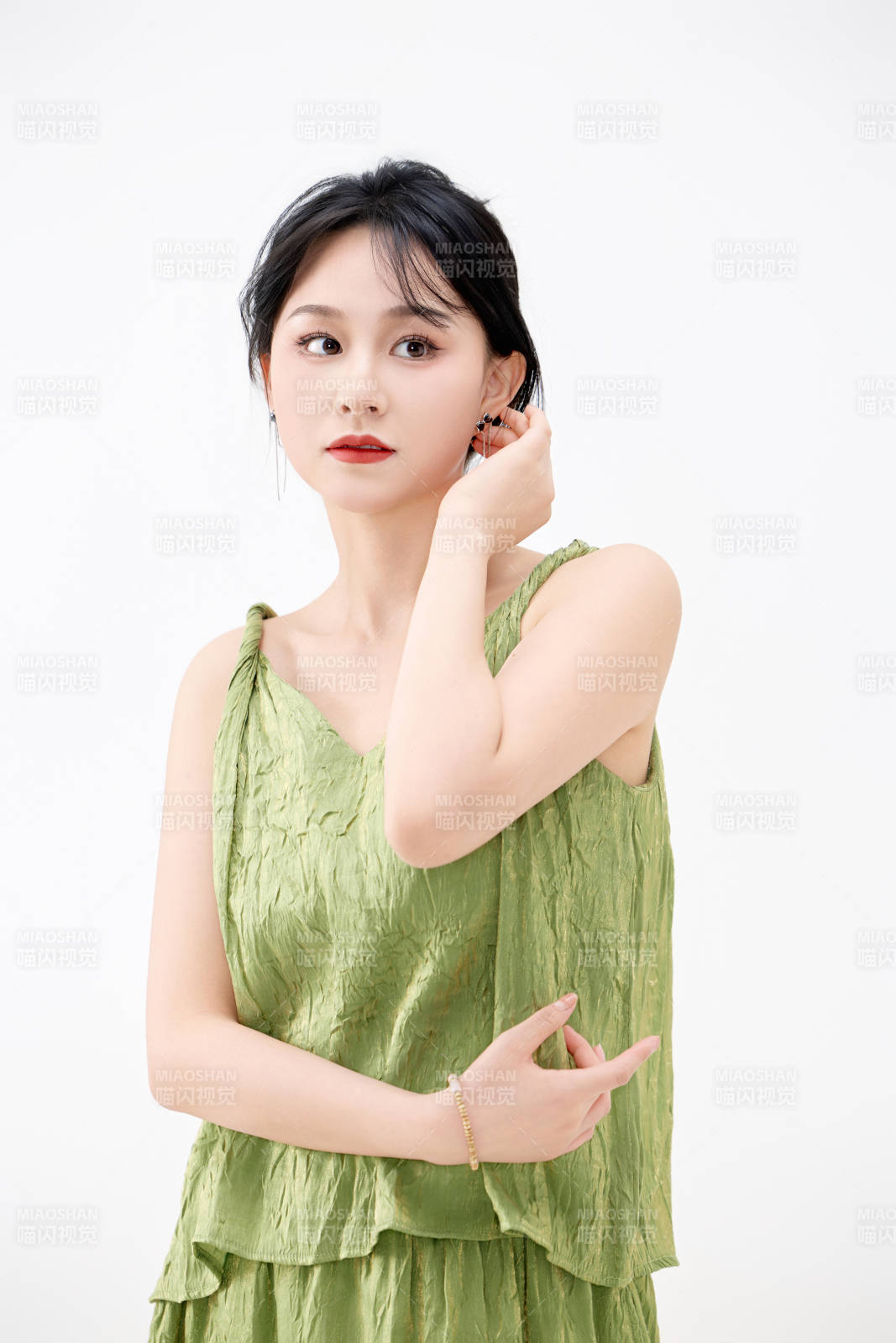 影棚拍摄穿着中式套裙的夏日出行美女形象