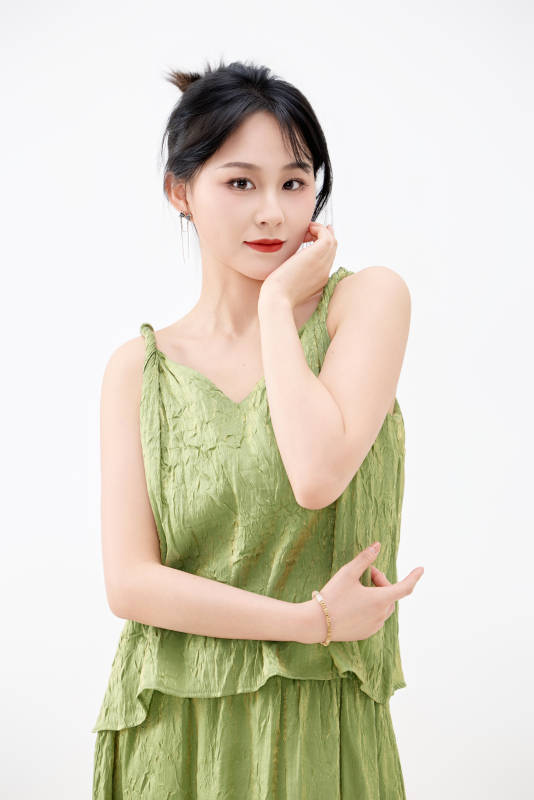 影棚拍摄穿着中式套裙的夏日出行美女形象