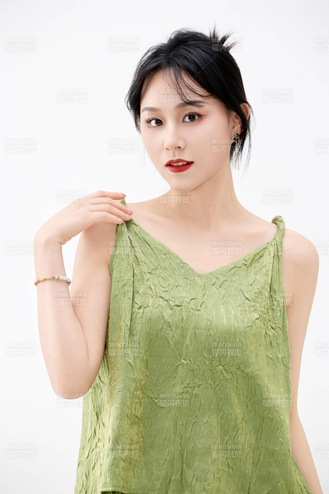 影棚拍摄穿着中式套裙的夏日出行美女形象