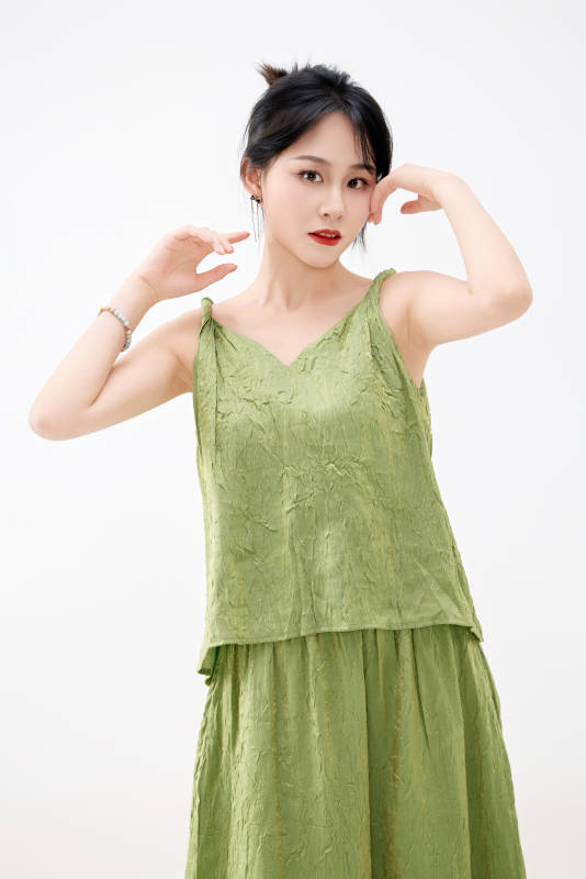 影棚拍摄穿着中式套裙的夏日出行美女形象