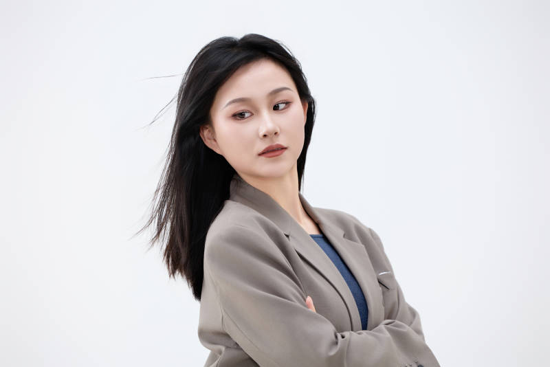 白色背景下穿着西装的职业女性形象