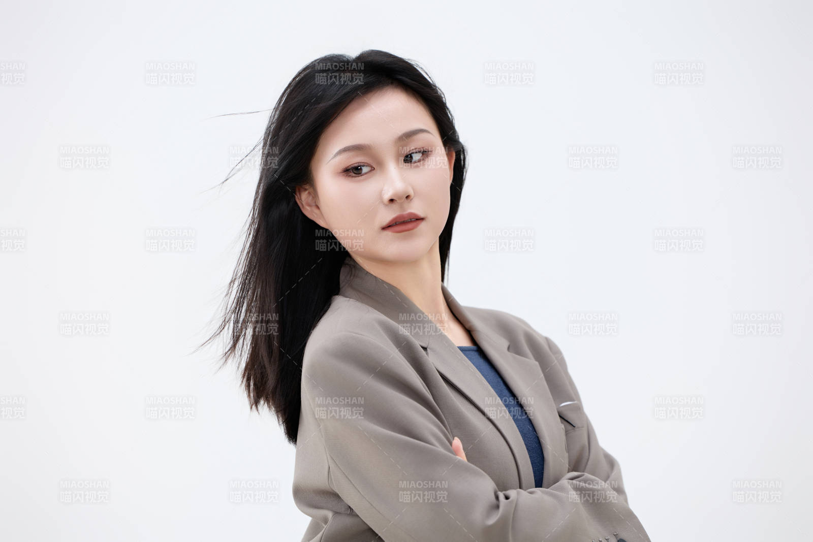 白色背景下穿著西裝的職業(yè)女性形象