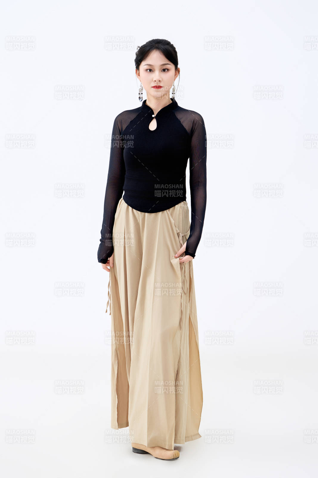 白色背景下表演中国古典舞的魅力舞者