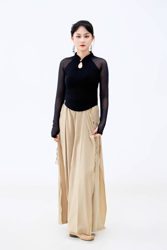 白色背景下表演中国古典舞的魅力舞者