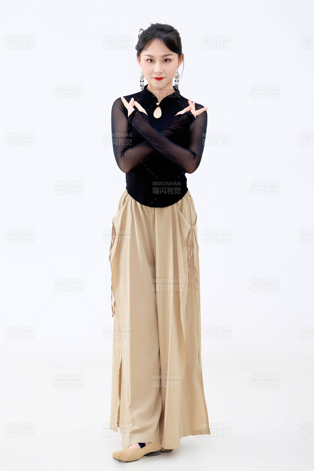 白色背景下表演中国古典舞的魅力舞者