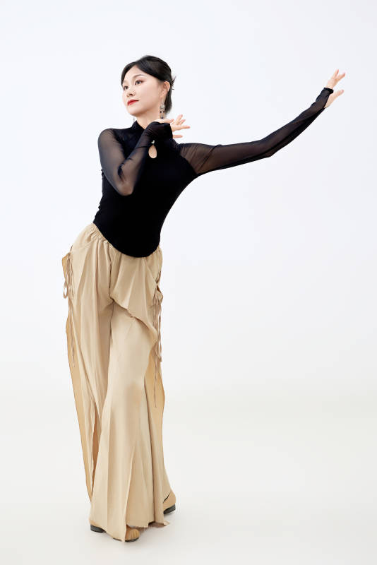 白色背景下表演中国古典舞的魅力舞者