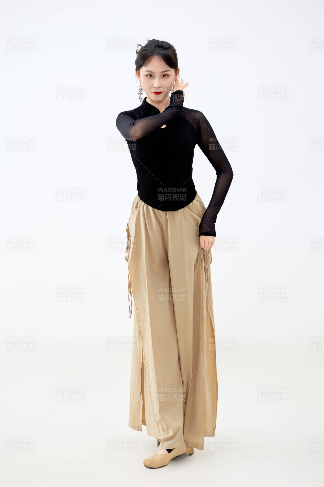 白色背景下表演中国古典舞的魅力舞者