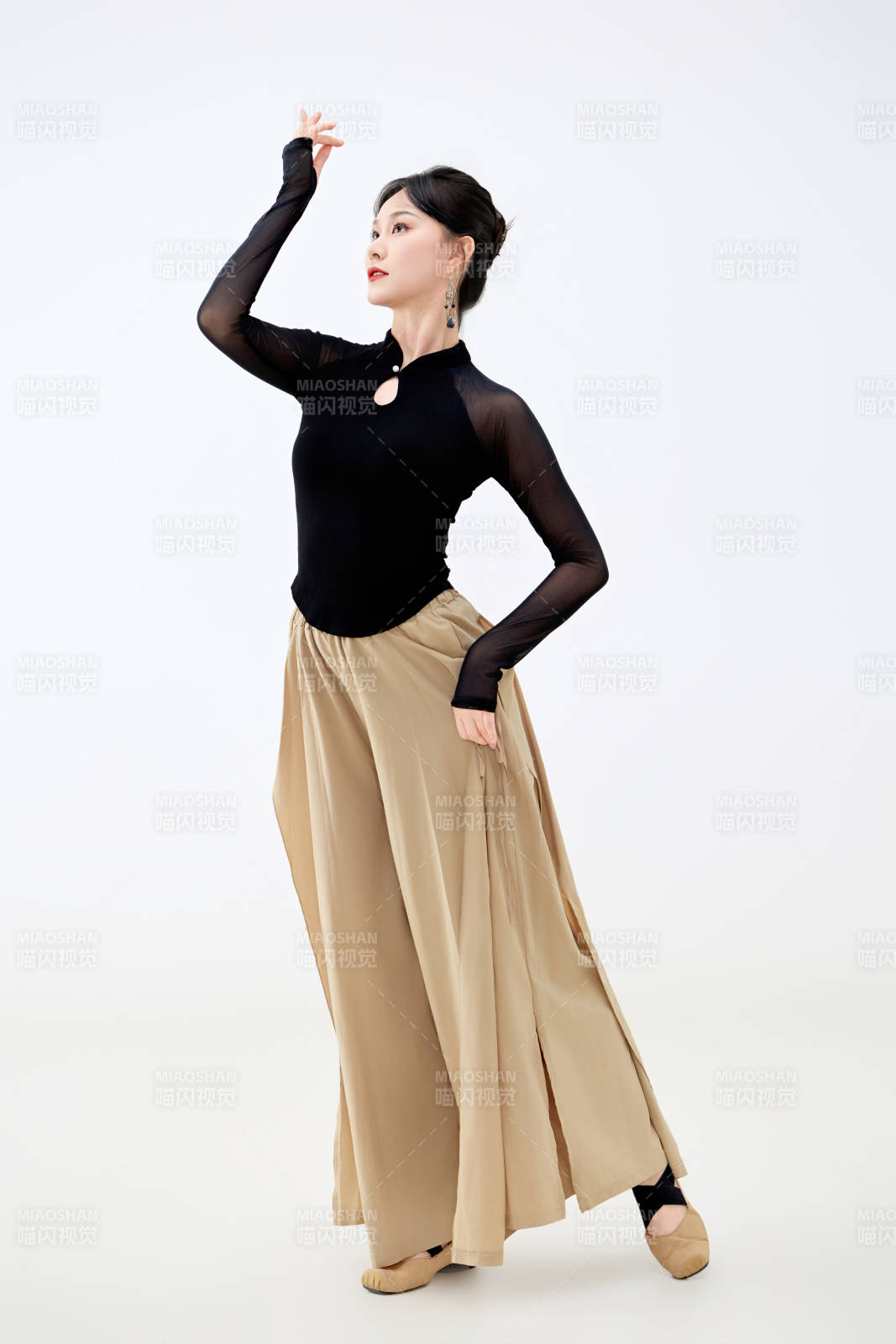 白色背景下表演中国古典舞的魅力舞者