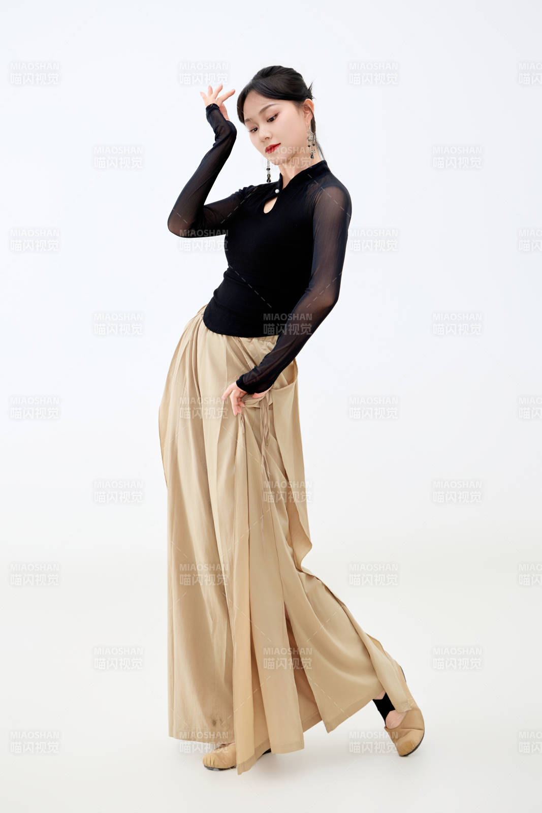 白色背景下表演中国古典舞的魅力舞者