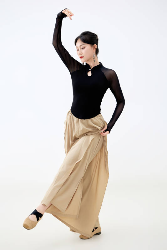 白色背景下表演中国古典舞的魅力舞者