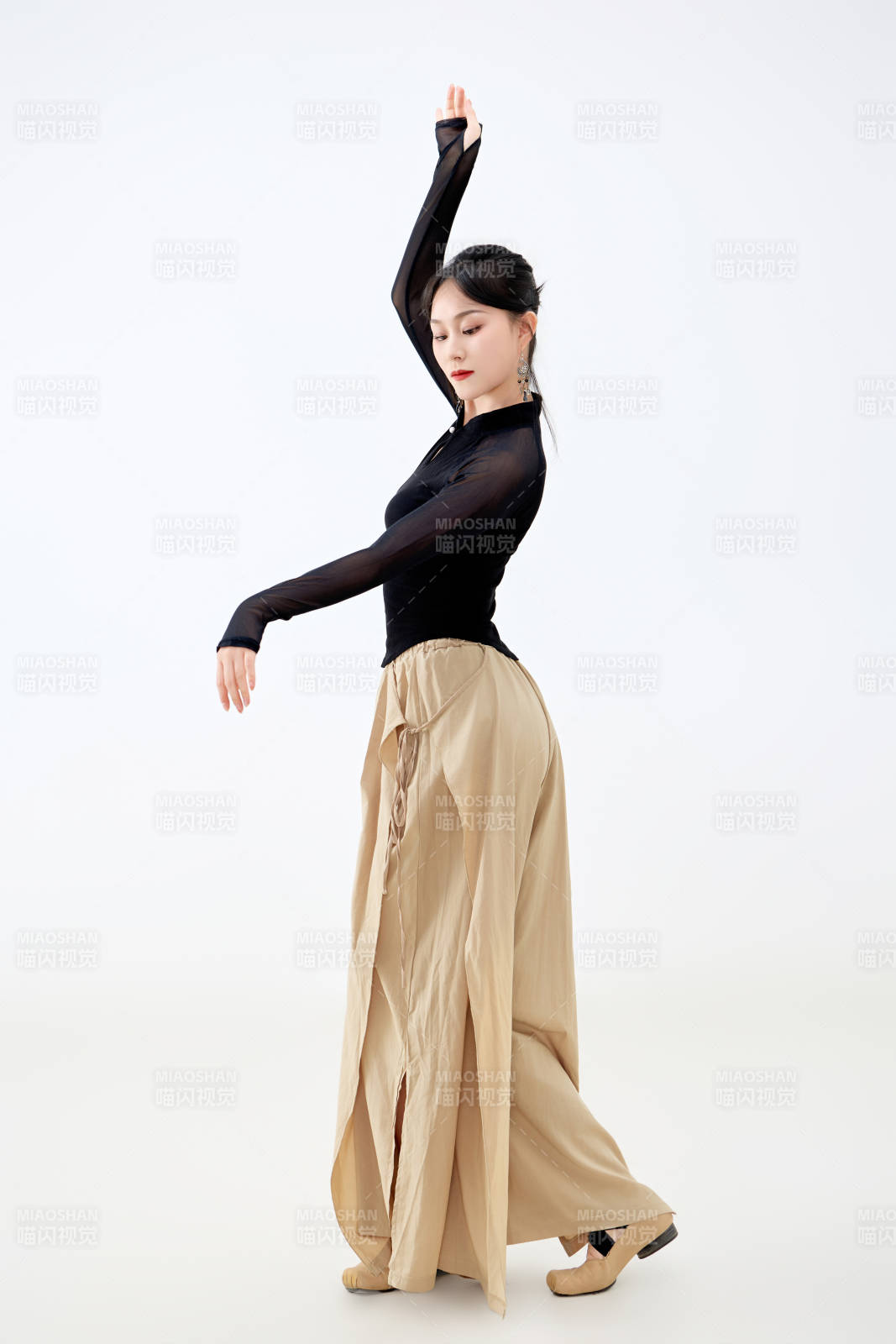 白色背景下表演中国古典舞的魅力舞者