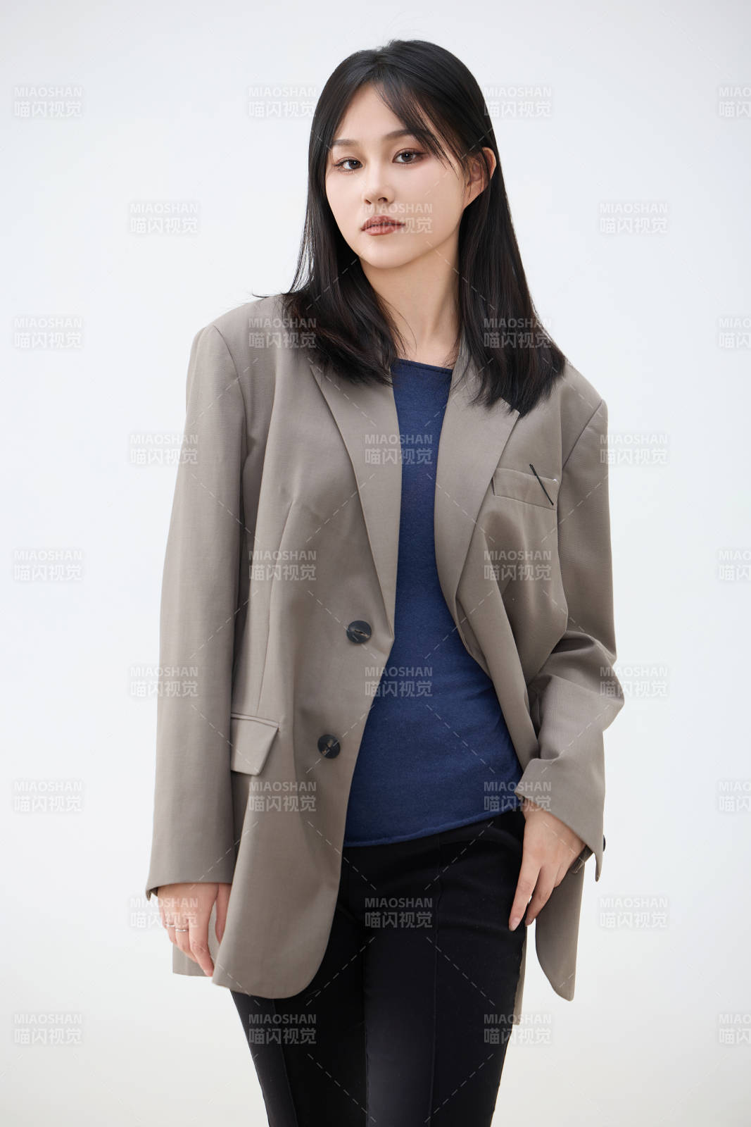 白色背景下穿著西裝的職業女性形象