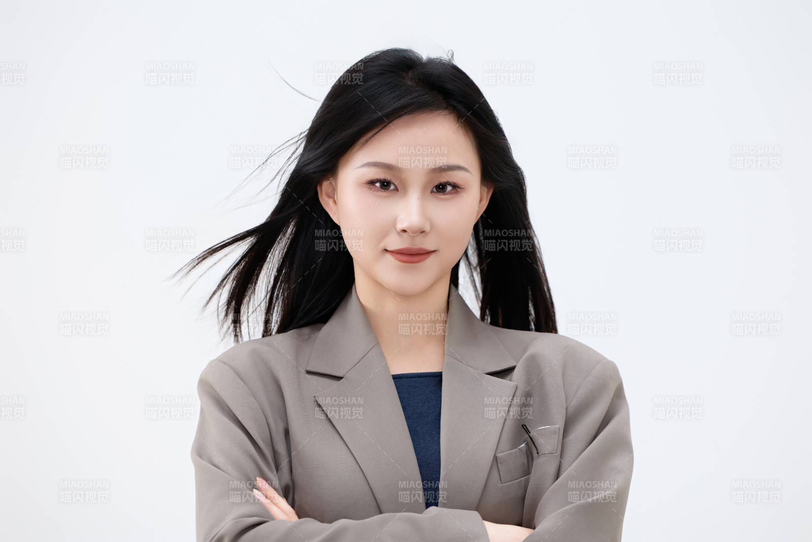 白色背景下穿著西裝的職業(yè)女性形象