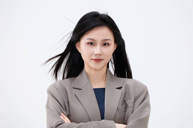白色背景下穿着西装的职业女性形象