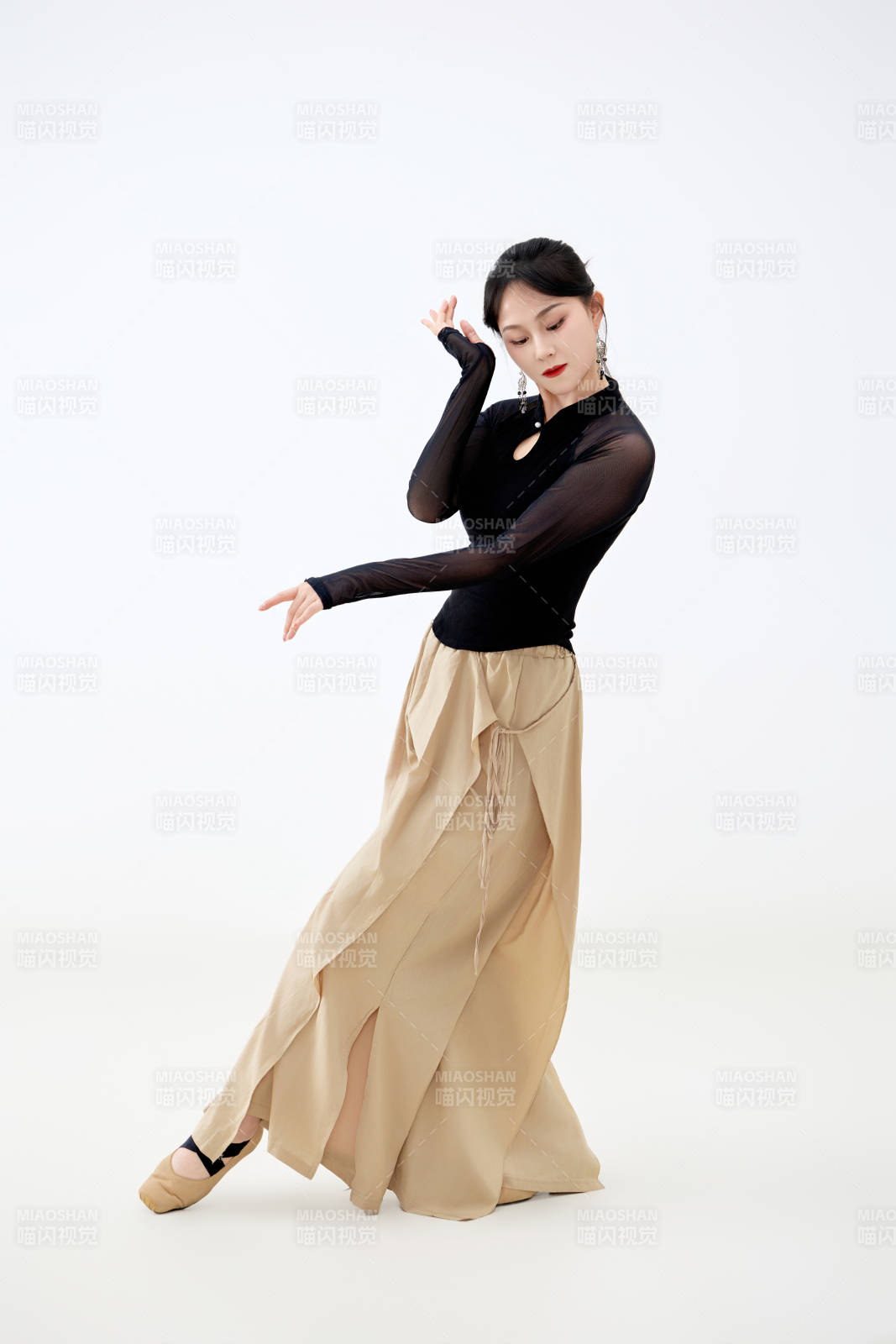 白色背景下表演中国古典舞的魅力舞者