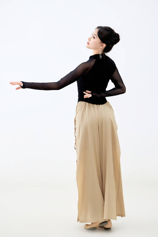 白色背景下表演中国古典舞的魅力舞者