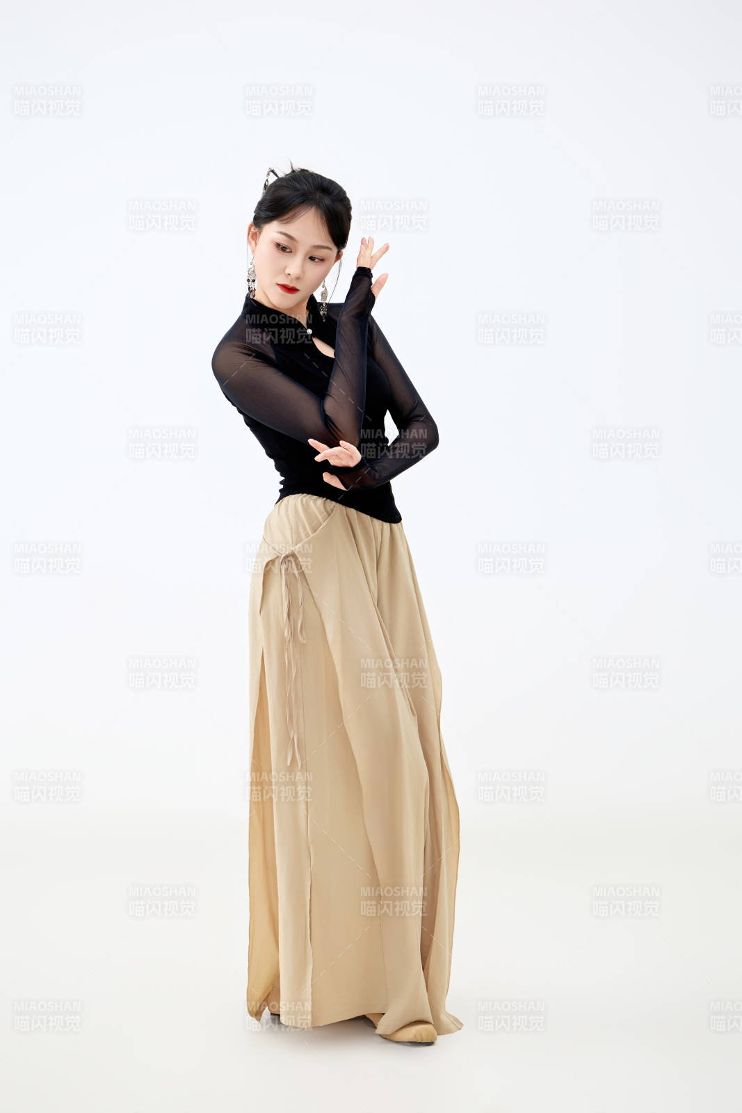 白色背景下表演中国古典舞的魅力舞者