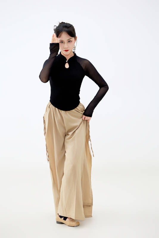 白色背景下表演中国古典舞的魅力舞者