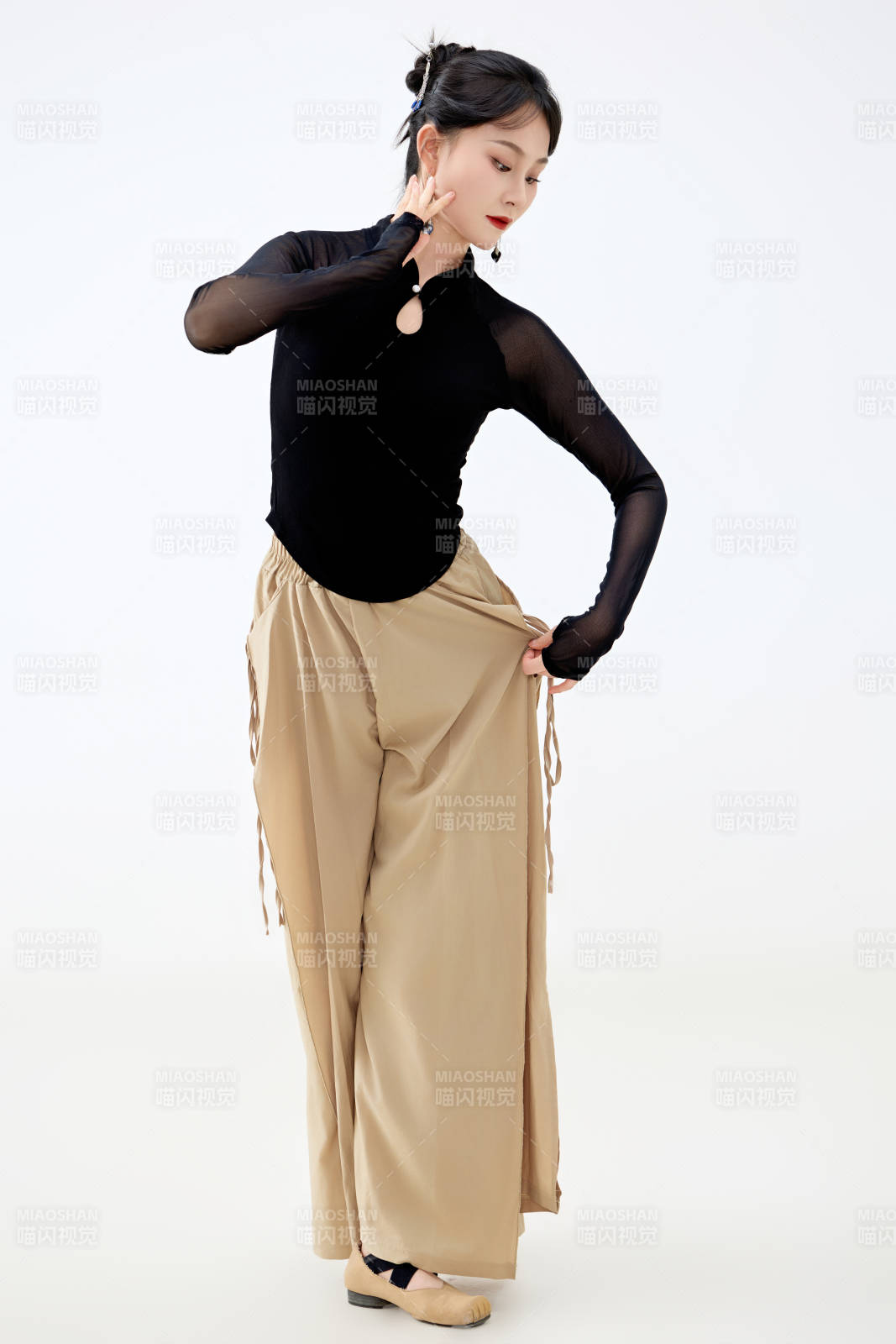 白色背景下表演中国古典舞的魅力舞者