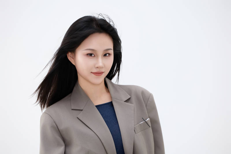 白色背景下穿着西装的职业女性形象