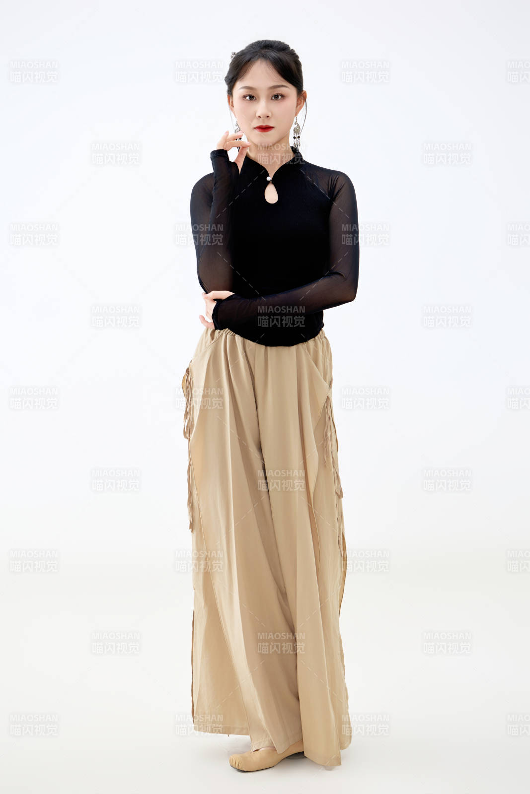 白色背景下表演中国古典舞的魅力舞者