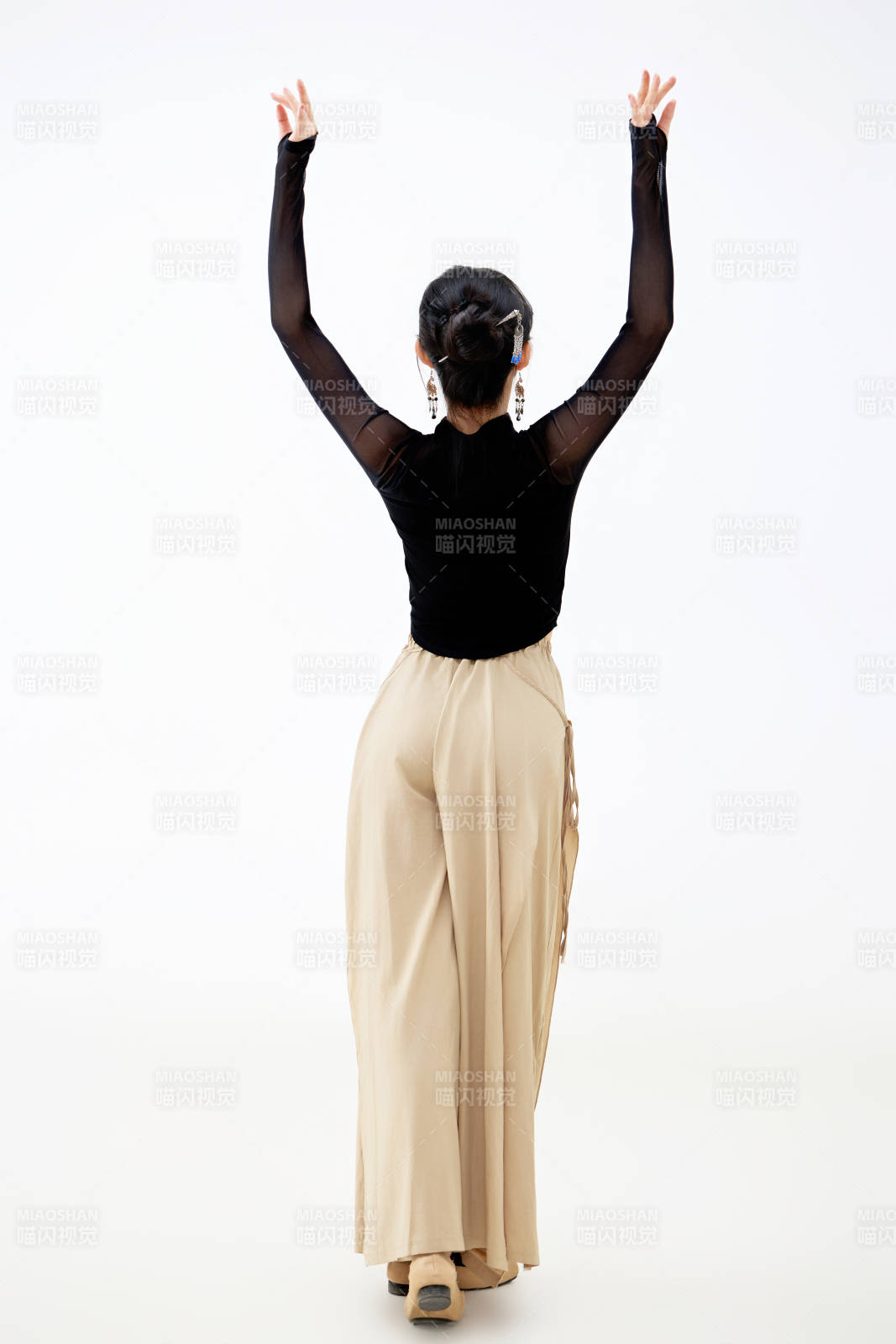 白色背景下表演中国古典舞的魅力舞者