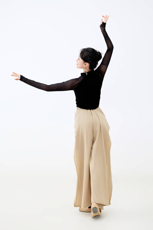 白色背景下表演中国古典舞的魅力舞者