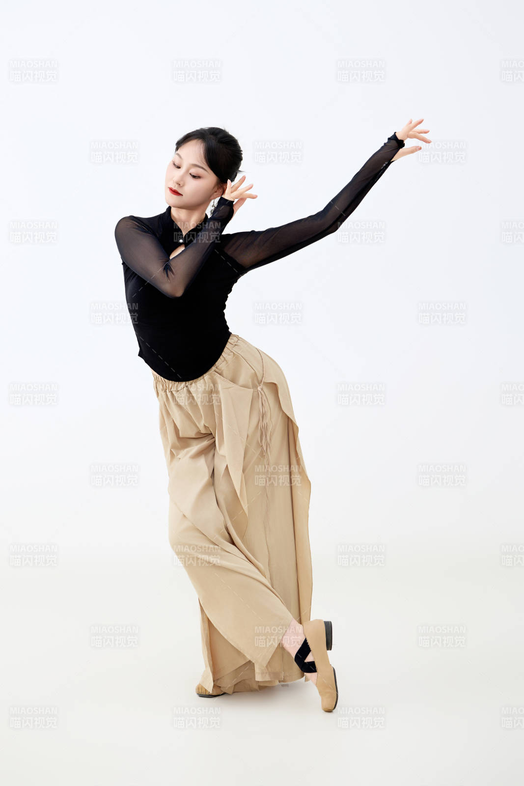 白色背景下表演中国古典舞的魅力舞者