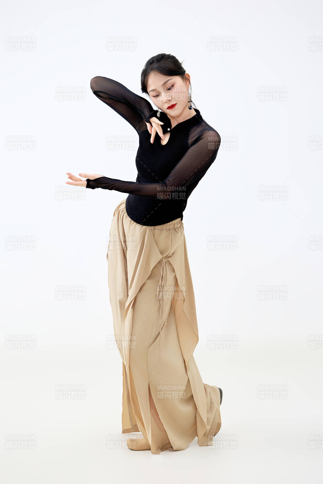 白色背景下表演中国古典舞的魅力舞者