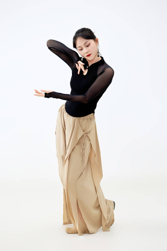 白色背景下表演中国古典舞的魅力舞者