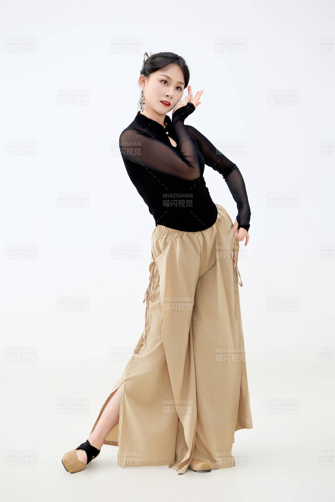 白色背景下表演中国古典舞的魅力舞者