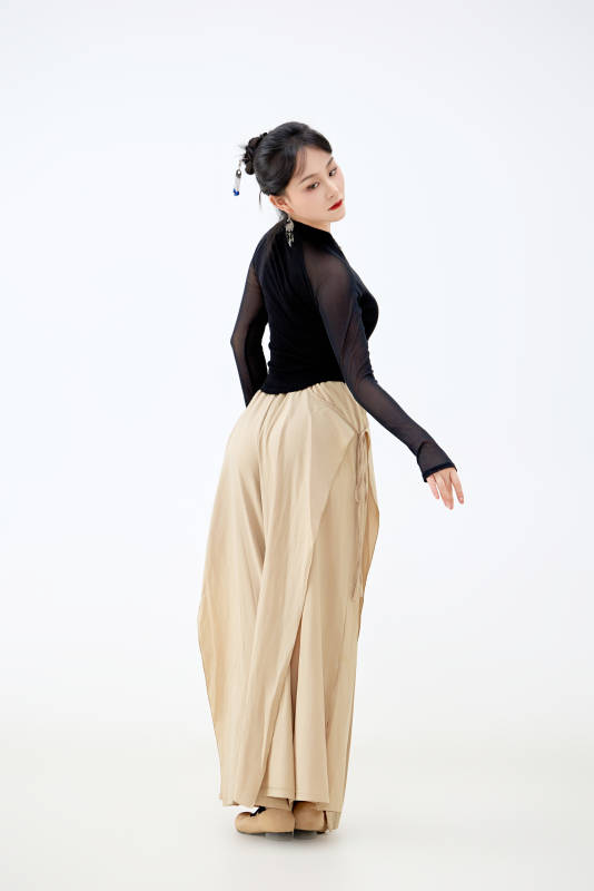 白色背景下表演中国古典舞的魅力舞者