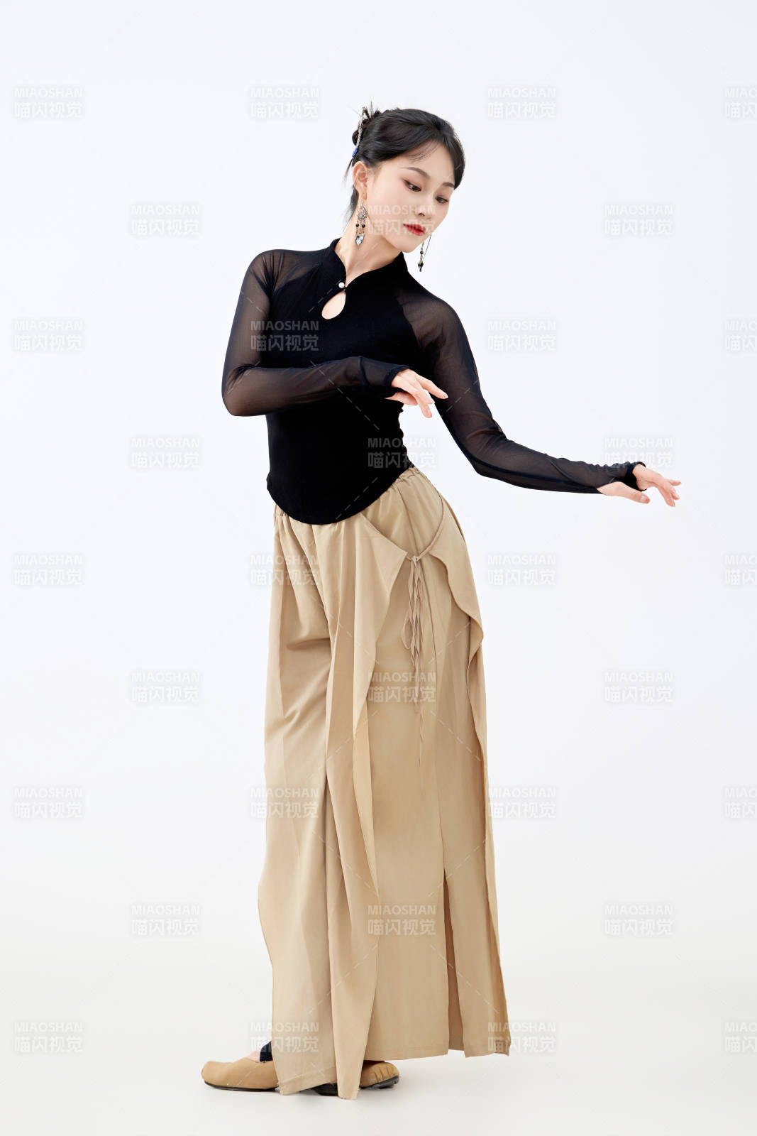 白色背景下表演中国古典舞的魅力舞者