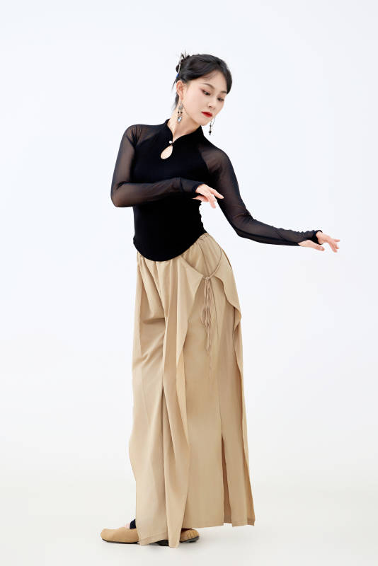 白色背景下表演中国古典舞的魅力舞者