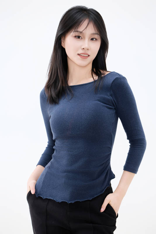 白背景穿着休闲服装的亚洲健康年轻女性形象