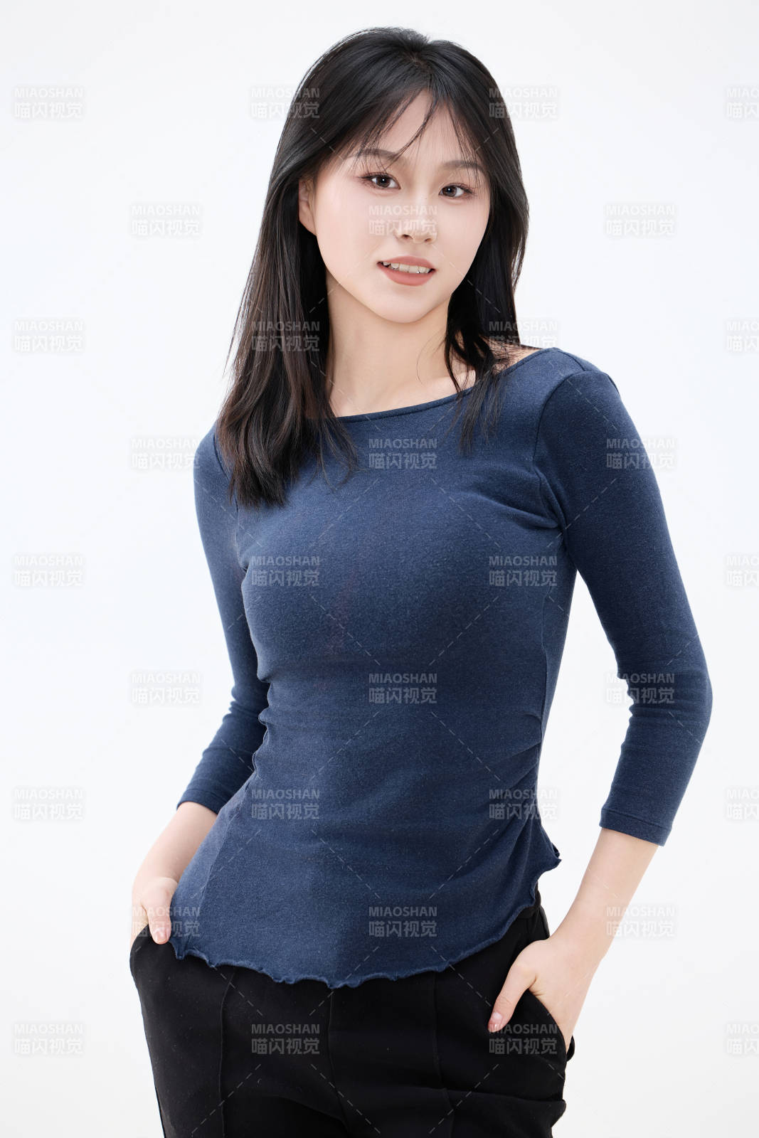 白背景穿着休闲服装的亚洲健康年轻女性形象