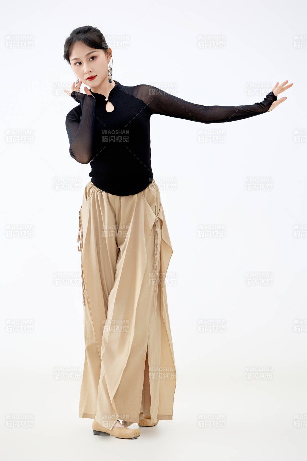 白色背景下表演中国古典舞的魅力舞者图片