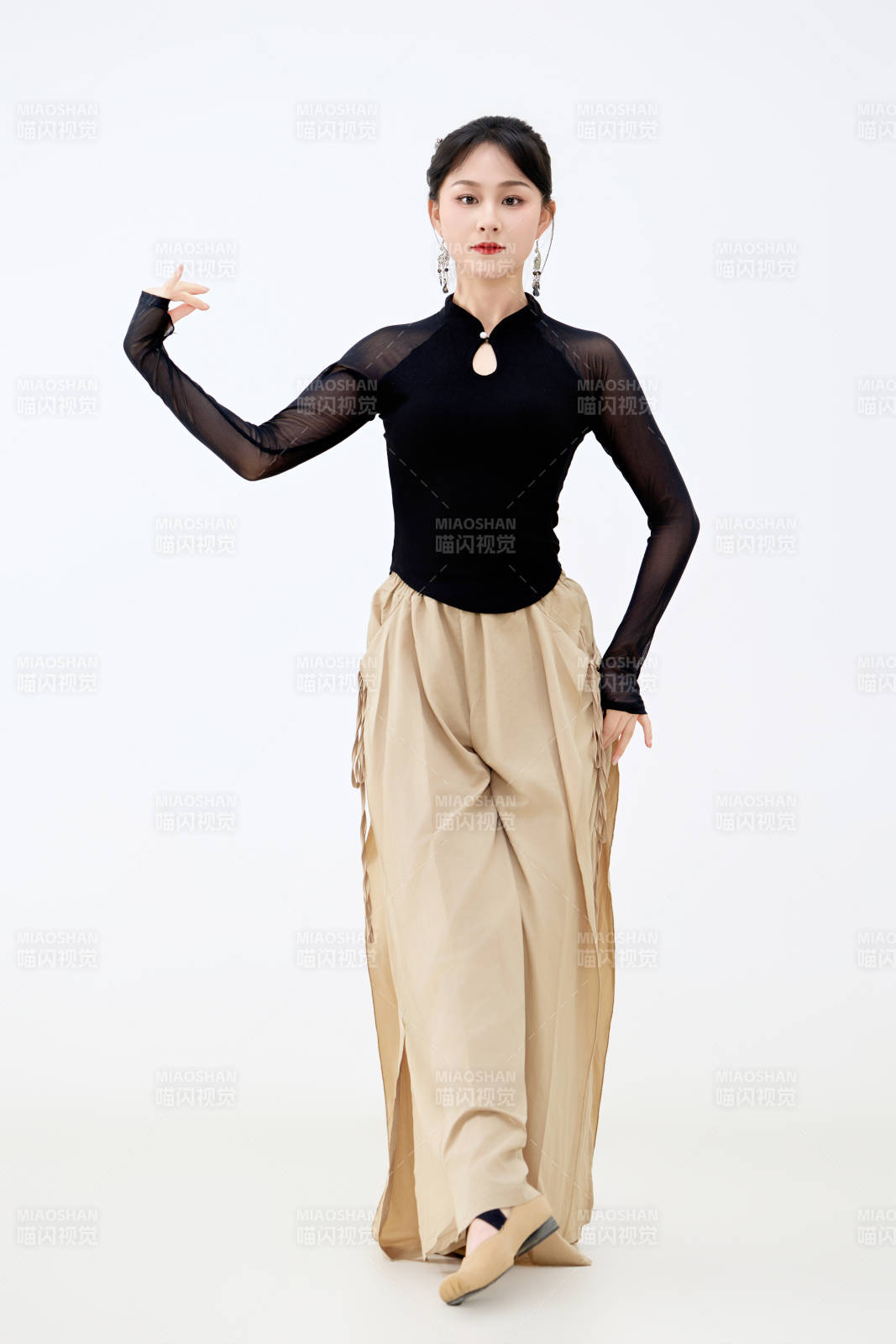 白色背景下表演中国古典舞的魅力舞者