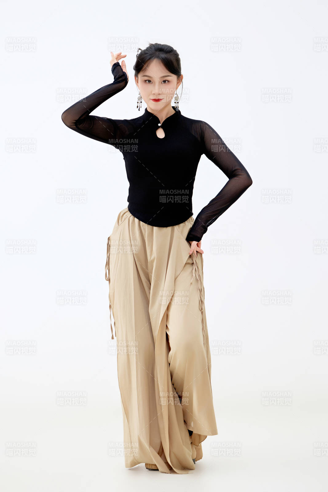 白色背景下表演中国古典舞的魅力舞者